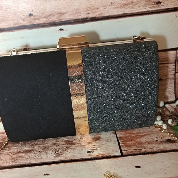 Gorgeous black evening bag with gold details - Picture 7 of 16